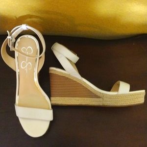 JESSICA SIMPSON.  WEDGES. COLOR WHITE. SIZE 9 1/2 M.